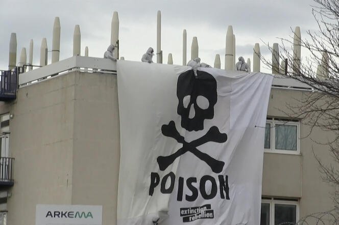 Cette image extraite d'une séquence de l'AFPTV montre des militants d'Extinction Rebellion et de Youth for Climate déployant une banderole géante représentant un crâne et des os, portant le message 