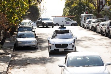 Un véhicule autonome Waymo sur Steiner Street à San Francisco, le 17 novembre 2023. (Photo de Jason...
