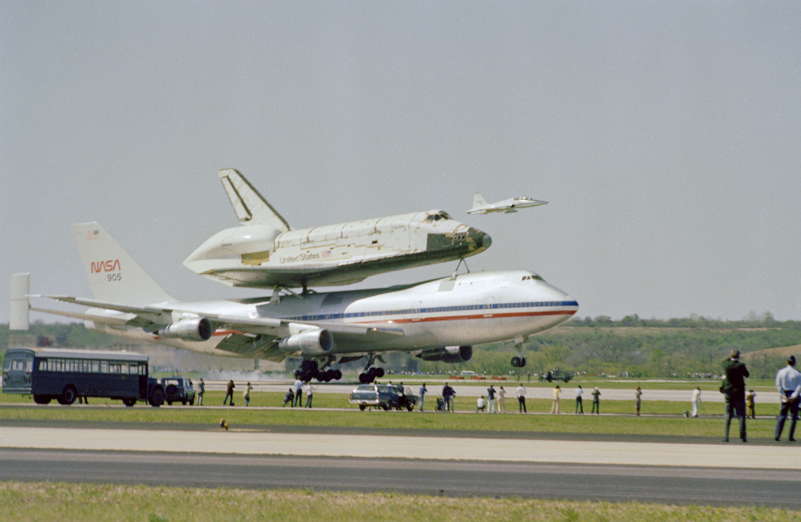 La navette spatiale Columbia au sommet de son Shuttle Carrier Aircraft (SCA) atterrit à la Kelly Air Force Base (AFB) à San Antonio pour une escale d'une nuit