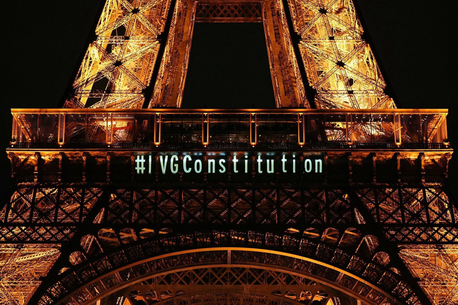 La Tour Eiffel illuminée en l'honneur du changement