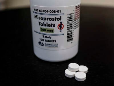 Sur cette photo, une bouteille de comprimés de Misoprostol est exposée dans une clinique de planification familiale le 13 avril 2023 à Rockville, Maryland.