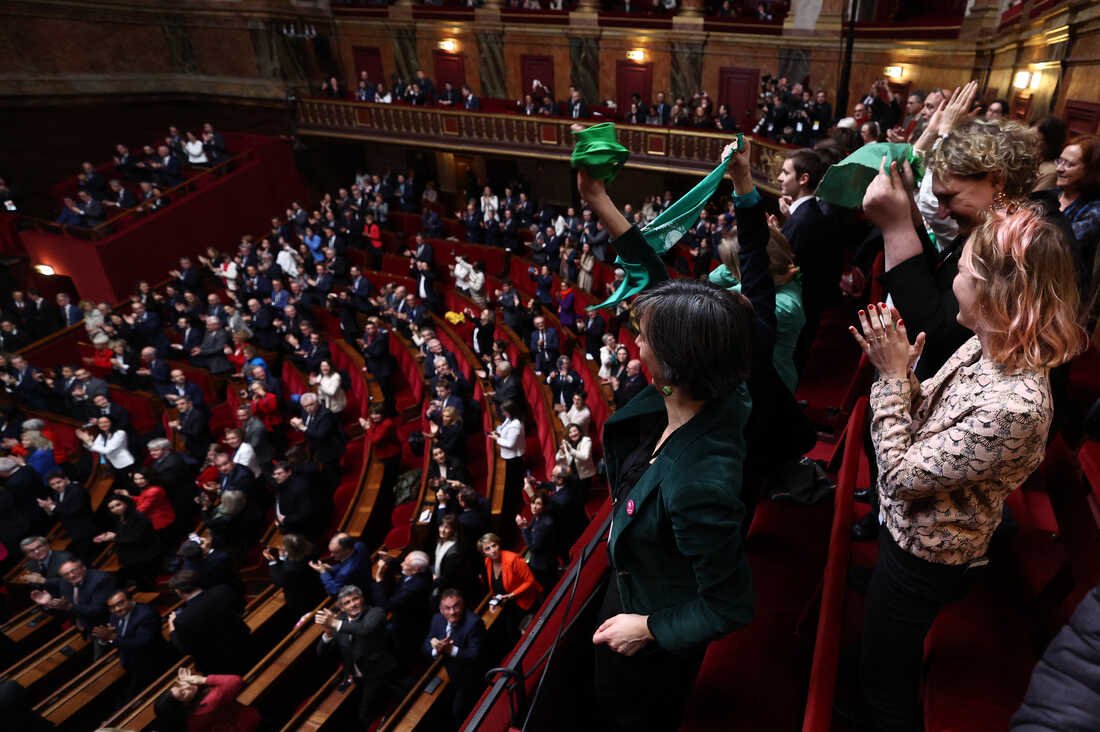 La France entre dans l’histoire en inscrivant le droit à l’avortement dans sa constitution 1 La France entre dans lhistoire en inscrivant le droit a