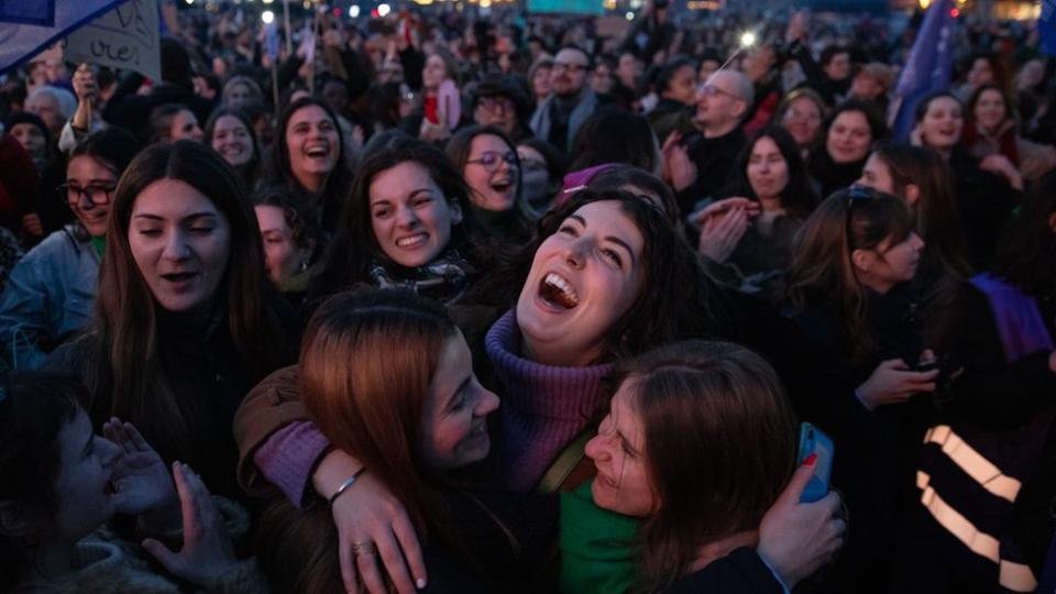 Les membres du public réagissent à l’annonce des résultats du vote sur l’avortement en France. Les législateurs français ont fait de l'avortement un droit constitutionnel.