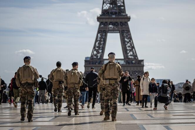 La France fait face à une menace terroriste croissante et multiforme 1 Des soldats français patrouillent près de la Tour Eiffel dans le cadre du programme antiterroriste du pays, Paris, le 25 mars 2024.