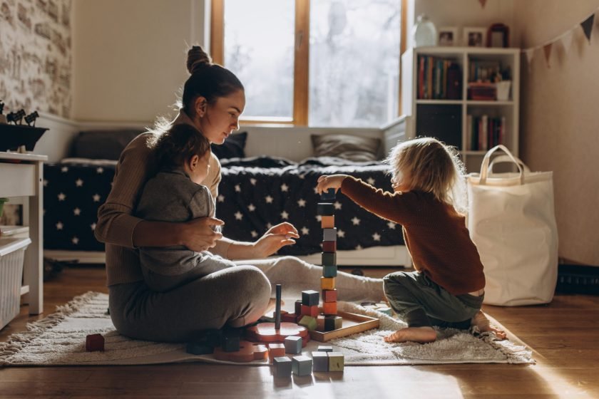 dame jouant avec deux jeunes enfants