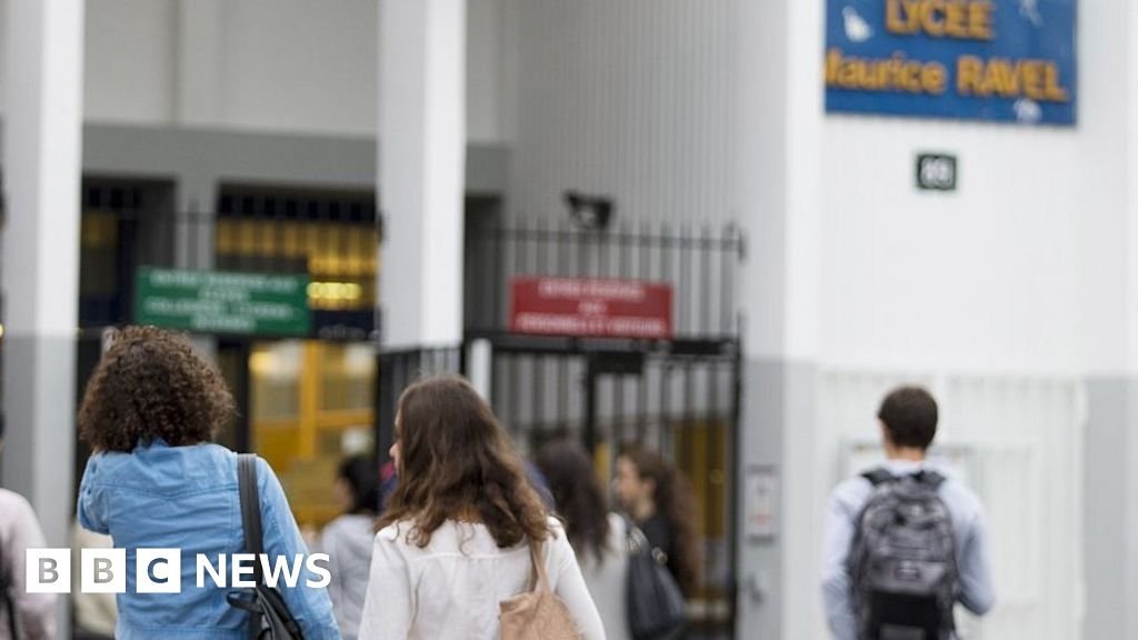 La France va poursuivre en justice une adolescente dans une dispute sur le foulard avec un directeur d’école – BBC News