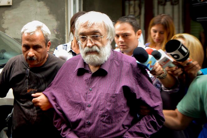 La chute d'un yogi-gourou accusé de viol et de traite des êtres humains en France 1 Le gourou roumain Gregorian Bivolaru est escorté jusqu'à un véhicule après une audience au siège de la police roumaine à Bucarest, le mercredi 24 août 2016.