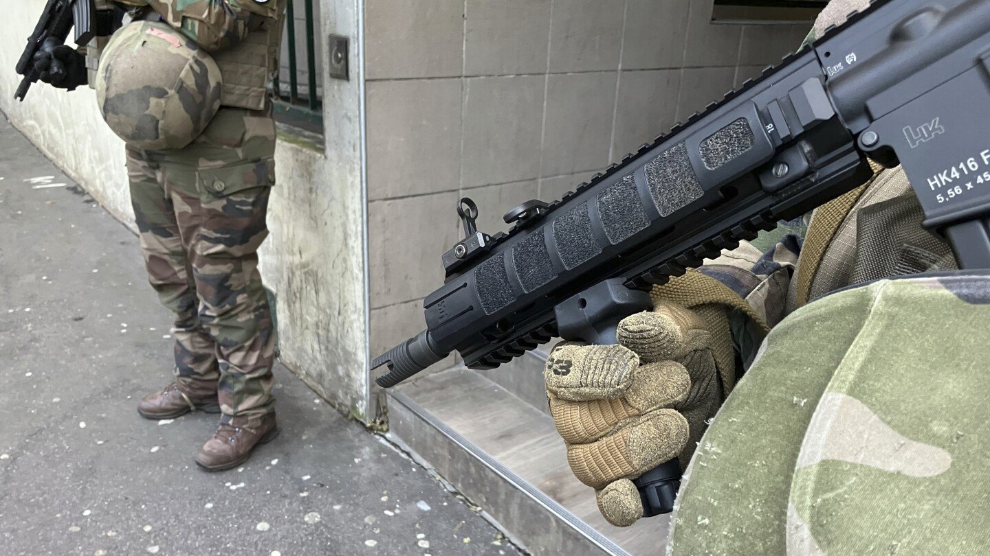 La police française traque un agresseur qui a attaqué un homme sortant d’une synagogue de Paris