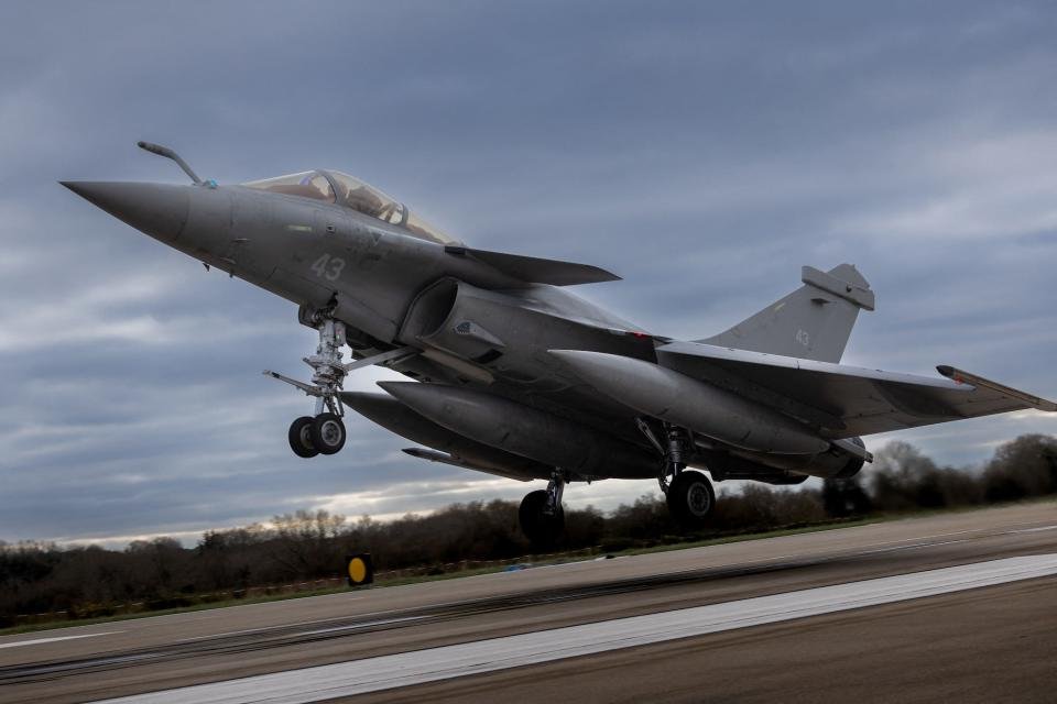 Le chasseur multirôle français Rafale F3R Marine atterrit le 12 janvier sur le tarmac de la base aérienne de la Marine nationale de Lann-Bihoué, dans l'ouest de la France.