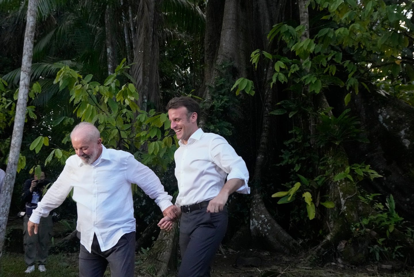 Le Français Macron embrasse le Brésilien Lula et les mèmes se moquent de leur « mariage »