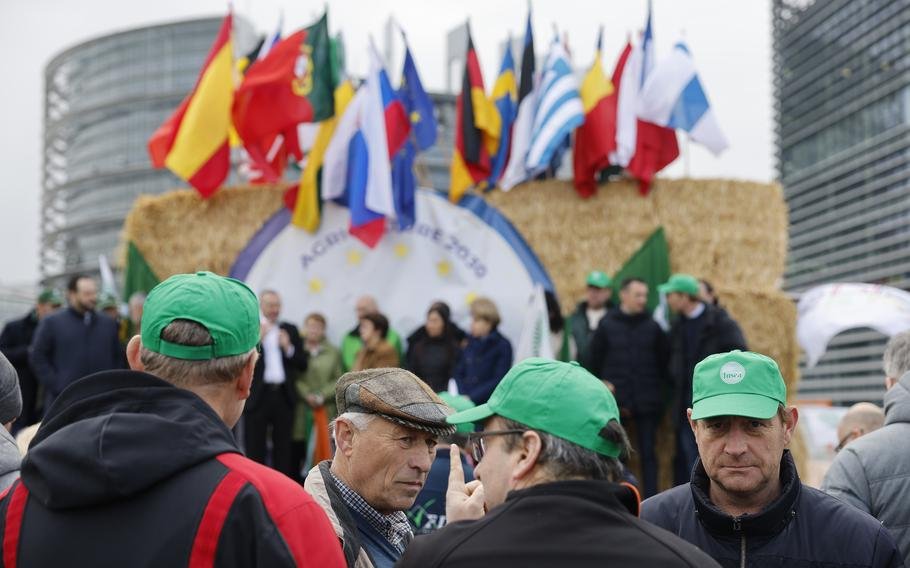 Les agriculteurs se rassemblent mardi 12 mars 2024 devant le Parlement européen à Strasbourg, dans l'est de la France. Depuis plusieurs mois, les agriculteurs de toute l’Europe se mobilisent pour répondre aux préoccupations locales, nationales et européennes.