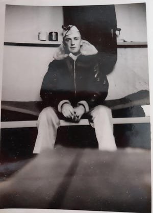 Le 2e lieutenant Wayne Crowl a été affecté au 44e groupe de bombardement.