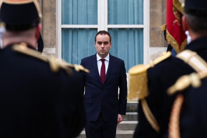 Le ministre français de la Défense déclare que l'envoi de troupes de combat en Ukraine n'est "pas envisageable" 1 Le ministre français des Armées Sébastien Lecornu passe en revue la garde d'honneur lors d'une rencontre avec son homologue irakien à l'Hôtel de Brienne à Paris le 6 mars 2024.
