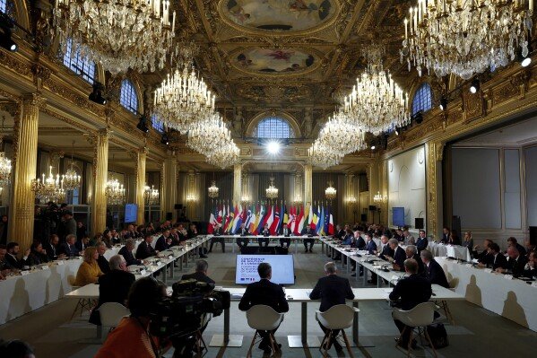 Le président français Emmanuel Macron, au centre droit, prononce un discours à l'Elysée à Paris, le lundi 26 février 2024. Plus de 20 chefs d'État et de gouvernement européens et d'autres responsables occidentaux se réunissent pour manifester leur unité pour l'Ukraine, signalant à la Russie que son soutien à Kiev ne faiblit pas alors que l'invasion à grande échelle entre dans sa troisième année. (Gonzalo Fuentes/Piscine via AP)