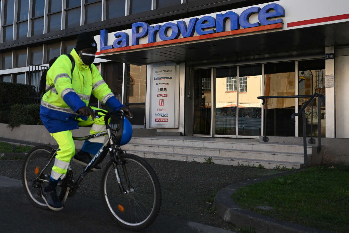 Le rédacteur en chef français suspendu pour un titre lié à Macron