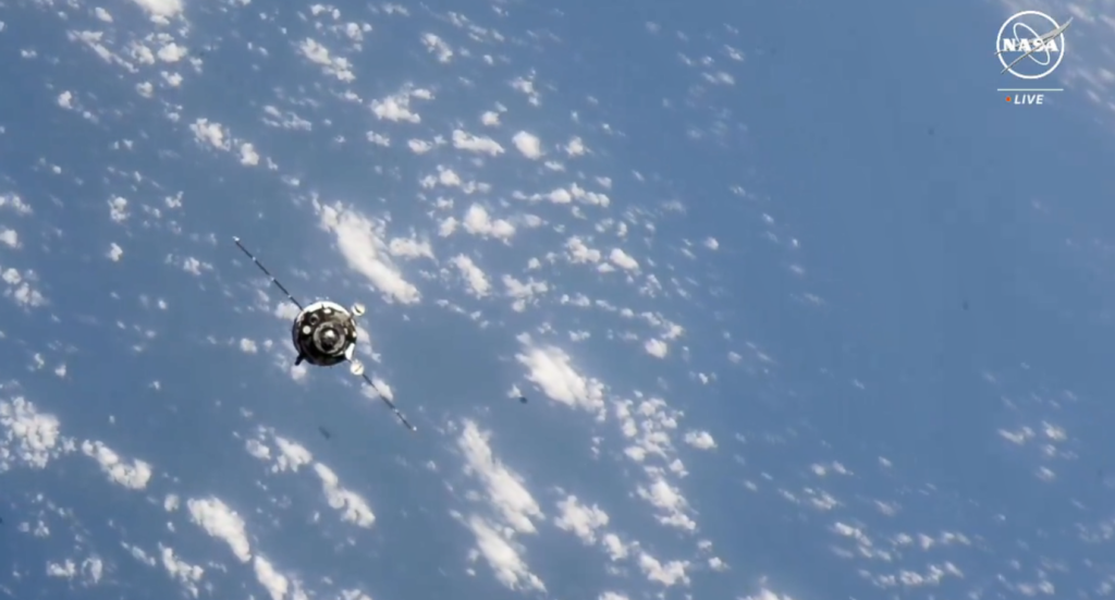 Le vaisseau spatial Soyouz MS-25 s'approche de la station pour s'amarrer. Crédit : NASA TV