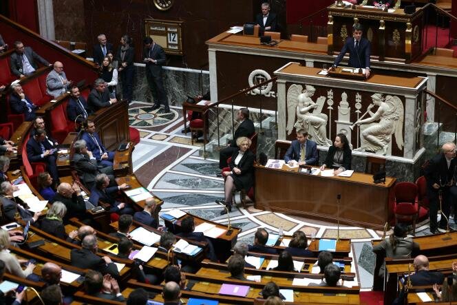 Le Premier ministre français Gabriel Attal fait une déclaration à l'Assemblée nationale à Paris le 12 mars 2024.