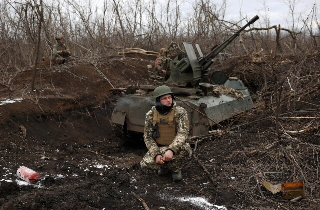 TOPSHOT - Les artilleurs anti-aériens ukrainiens de la 93e brigade mécanisée distincte Kholodny Yar surveillent le ciel depuis leurs positions en direction de Bakhmut dans la région de Donetsk, au milieu de l'invasion russe de l'Ukraine, le 20 février 2024. (Photo d'Anatolii STEPANOV / AFP) (Photo par ANATOLII STEPANOV/AFP via Getty Images)