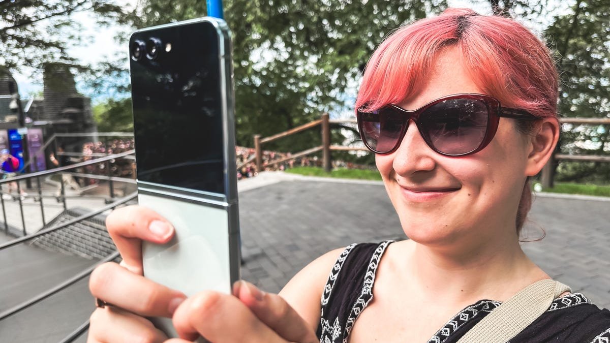 L'auteur tient le Z Flip 5 pour prendre une photo.
