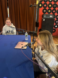 Nouvelle génération d'IMentor, le programme de sécurité sur Internet MiniMentor éduque les jeunes de Westport 1 Marley Belzer 26 (à gauche) et Taylor Brunetti 25 (à droite) enregistrent de nouvelles vidéos IMentor de style podcast au Westports Touquet Hall