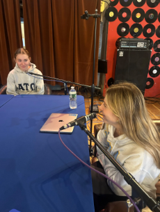 Marley Belzer 26 (à gauche) et Taylor Brunetti 25 (à droite) enregistrent de nouvelles vidéos IMentor de style podcast au Westports Touquet Hall

