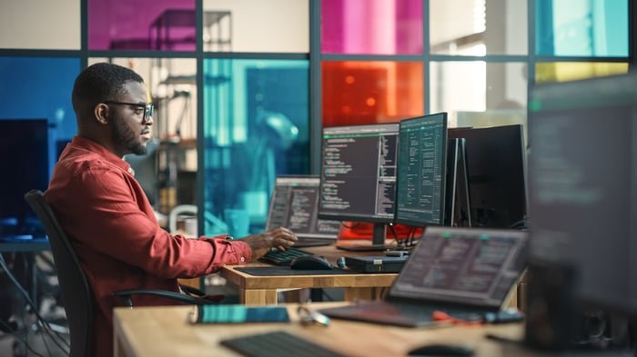 Personne qui écrit du code informatique.