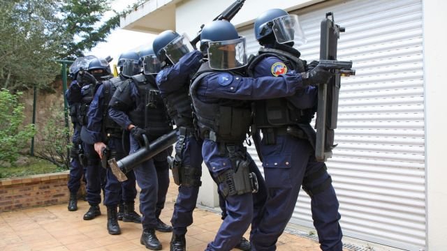 Raids de police contre MISA en France, le 28 novembre 2023. 2. Les étudiants de MISA racontent leur histoire 1 Une équipe SWAT de la police française lourdement armée. Crédits.