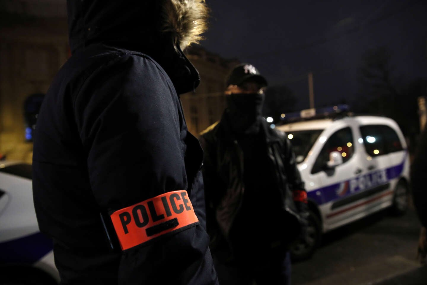 Un commissariat près de Paris attaqué avec un feu d’artifice, quatre jours après la mort dans une course-poursuite