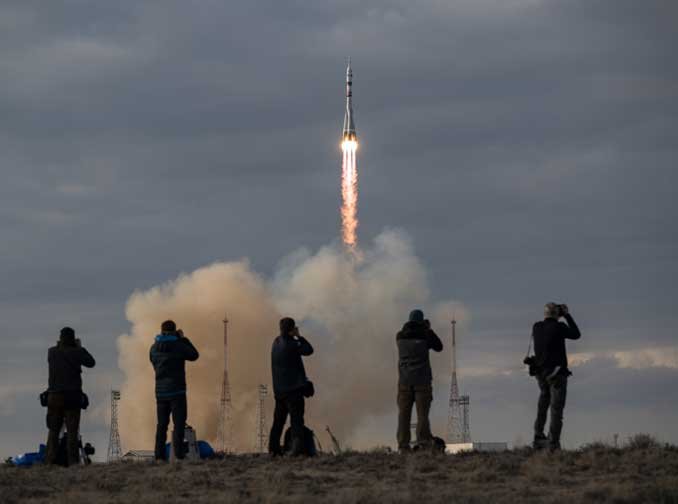 La Russie envoie un équipage de trois personnes, dont un astronaute américain, vers la station spatiale – Spaceflight Now