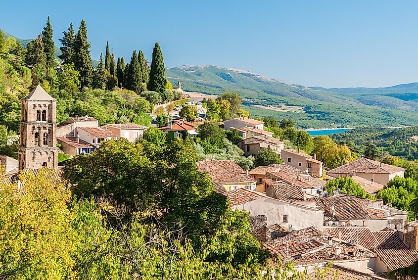 La charmante ville de Moustiers-Sainte-Marie en Provence, France
