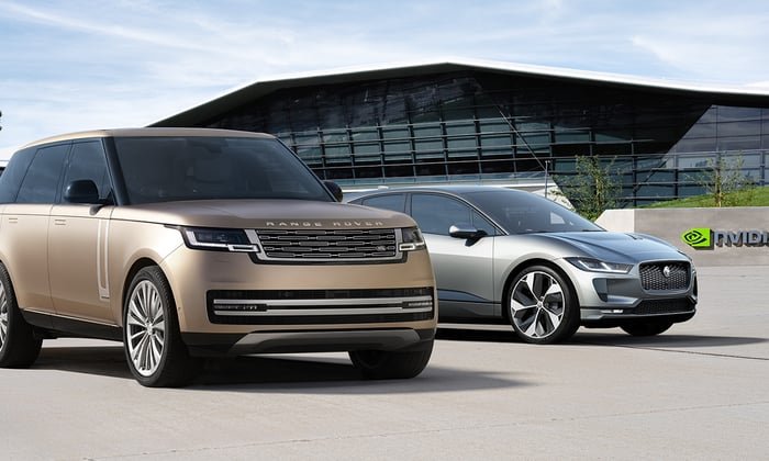 voitures range rover et jaguar devant le siège de nvidia.