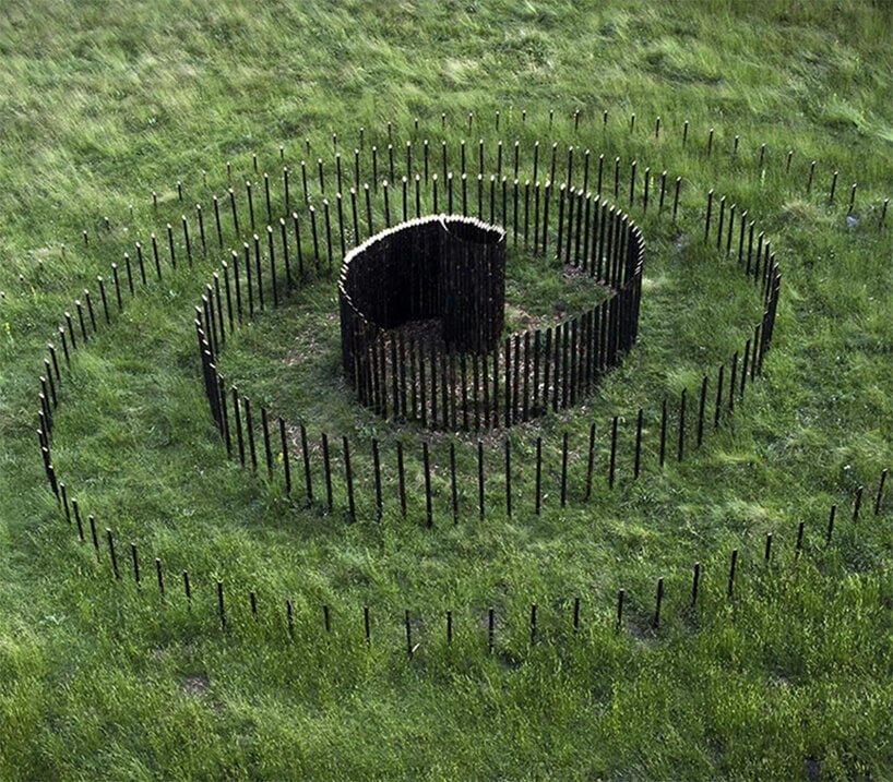 Le land art en spirale de Mathieu Nouhen évoque des nuances mystiques dans la France rurale