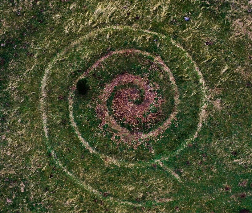 Le land art en spirale de Mathieu Nouhen évoque des nuances mystiques dans la France rurale