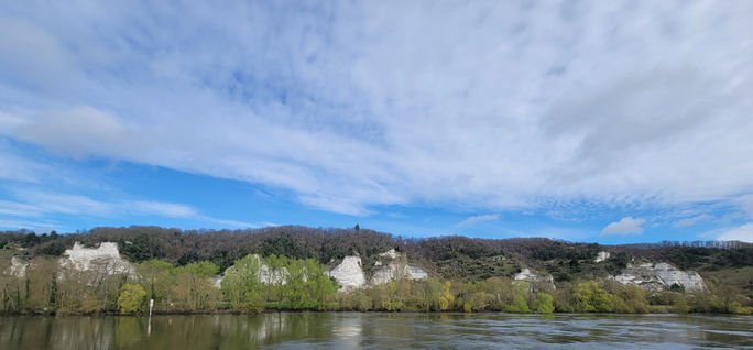 Des falaises calcaires bordent parfois la Seine en Normandie, en France. Normandie, croisière sur la Seine, Seine, France, Lacey Pfalz, falaises, falaises en France