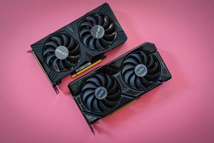 Deux cartes graphiques RTX 4060 côte à côte.