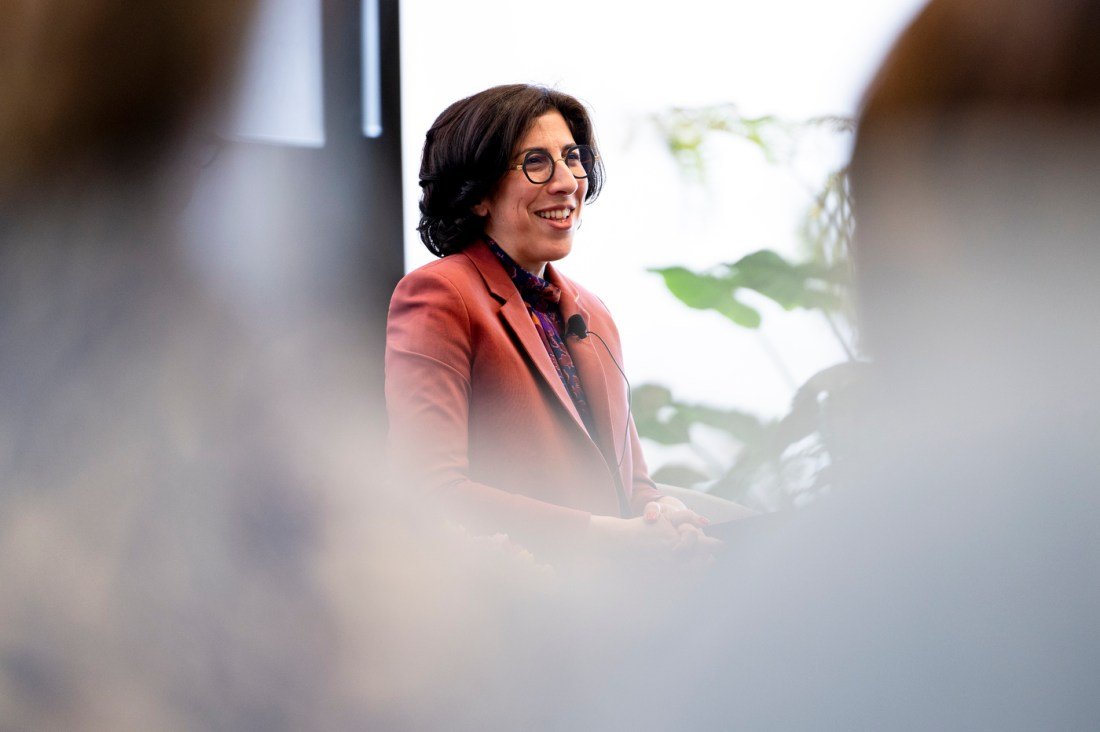 Rima Abdul Malak souriant sur scène.