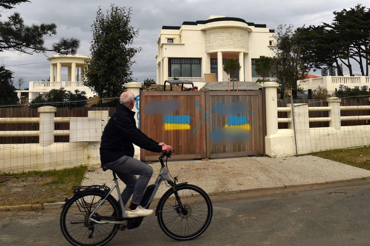 La Russie dénonce la saisie par la France d’une villa liée à l’ex-femme de Poutine