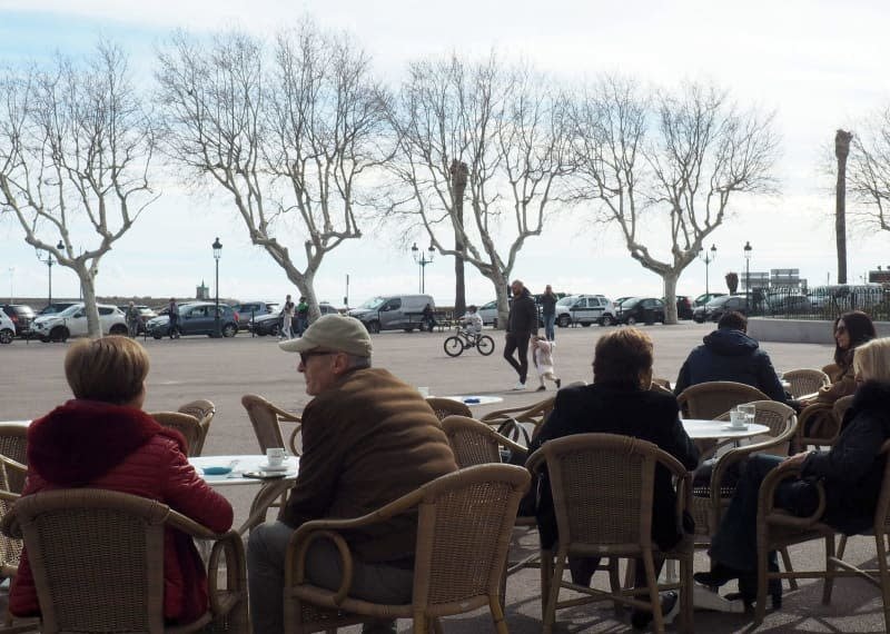Un café de la place Saint Nicolas en Corse, célèbre pour sa beauté et aussi comme étant la région de France, hors DOM-TOM, avec le taux de meurtres le plus élevé par rapport au nombre d'habitants. Rachel Bossmeyer/dpa