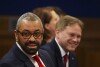 Le ministre britannique de l'Intérieur James Cleverly, à gauche, et le secrétaire à la Défense Grant Shapps assistent à une conférence de presse du Premier ministre britannique Rishi Sunak à Downing Street, à Londres, le lundi 22 avril 2024. Sunak a promis lundi que les premiers vols d'expulsion du pays vers le Rwanda pourraient partir dans 10 à 12 semaines, alors qu'il a promis de mettre fin à l'impasse parlementaire sur une promesse politique clé avant les élections prévues plus tard cette année. (Toby Melville/Photo de piscine via AP)