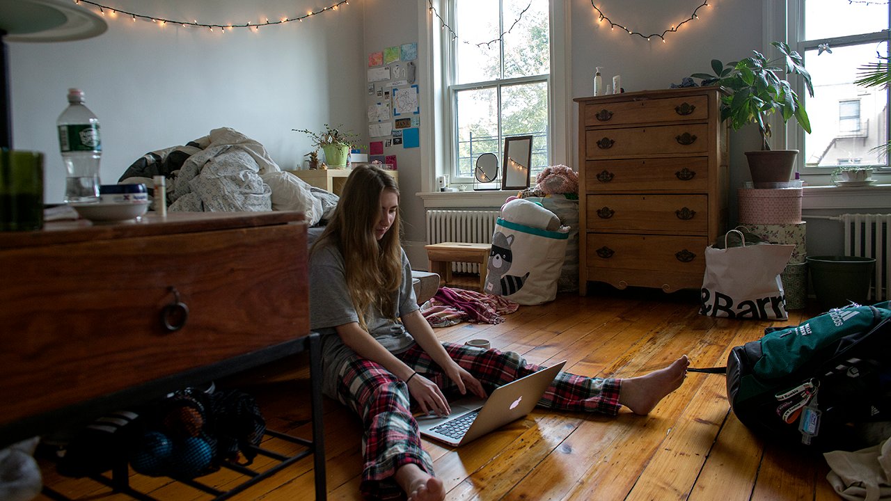 Une étudiante en deuxième année de la Brooklyn Friends School s'enregistre dans ses classes à distance depuis chez elle après que l'école a annoncé qu'elle serait fermée en raison de préoccupations concernant le coronavirus à Brooklyn, New York. (Andrew Lichtenstein/Corbis via Getty Images)