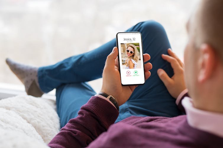 Homme utilisant une application de rencontres sur téléphone mobile