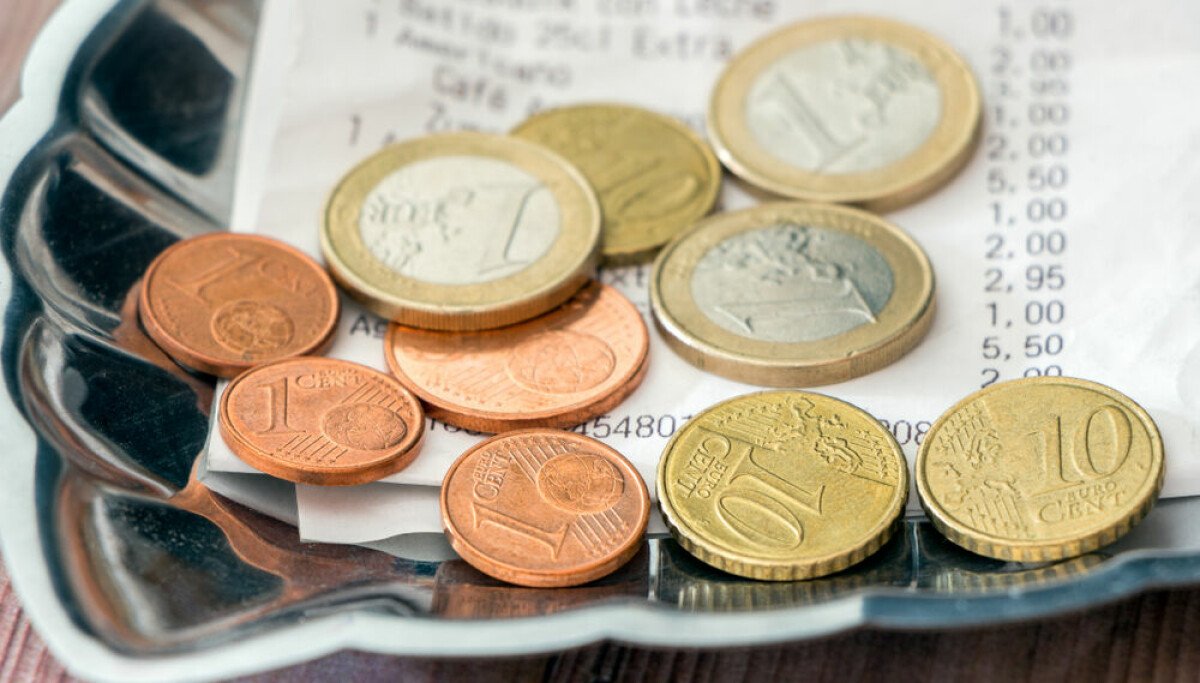 CARTE : Où les convives donnent-ils le plus de pourboires en France – et combien est-ce qu’ils donnent habituellement ?