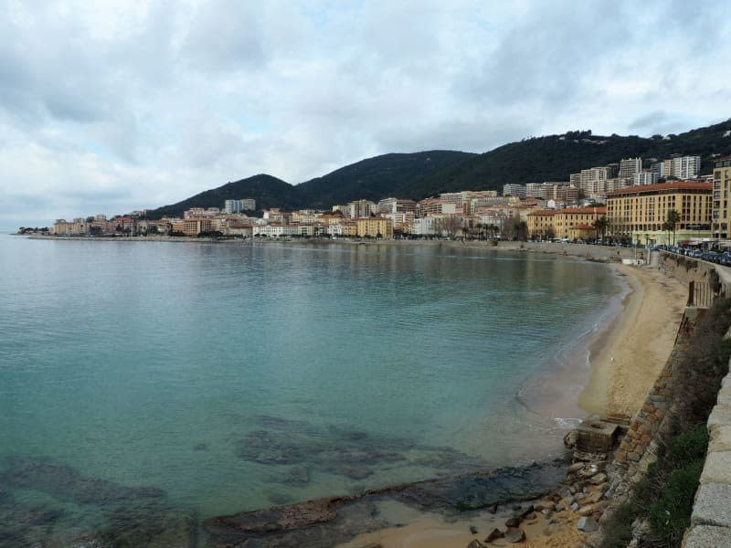 Une vue sur la promenade de la ville côtière corse. La beauté naturelle de l'île française attire de nombreux touristes du monde entier qui connaissent peu ses problèmes avec les structures criminelles. Rachel Bossmeyer/dpa
