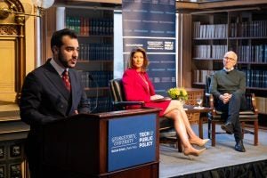 Santiago Vidal Calvo (MPP'25), chercheur en technologie et politiques publiques, a présenté Norah O'Donnell (C'95, G'03) et Frank McCourt (C'75), anciens élèves de l'Université de Georgetown.