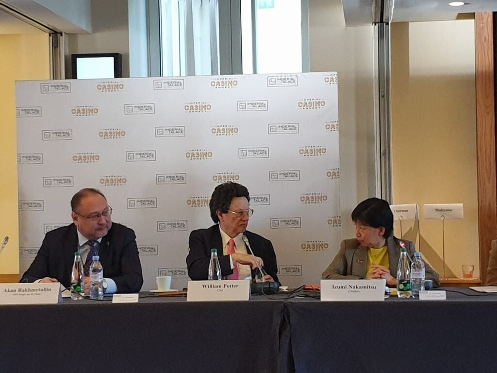 Les ambassadeurs Will Rakhmetullin, William Potter et Izumi Nakamitusu