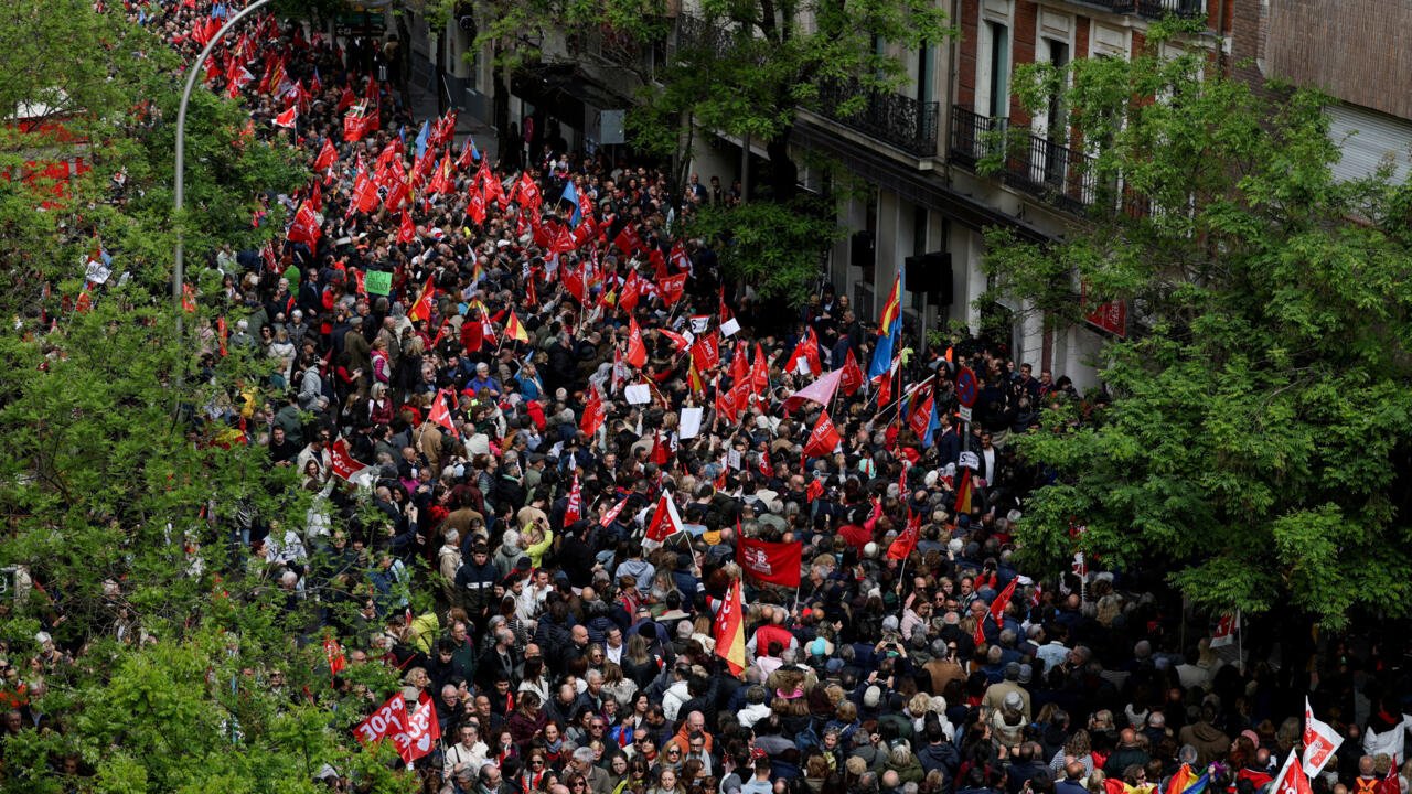 Des milliers de personnes se rassemblent à Madrid pour soutenir le Premier ministre alors que l’enquête sur la corruption se poursuit