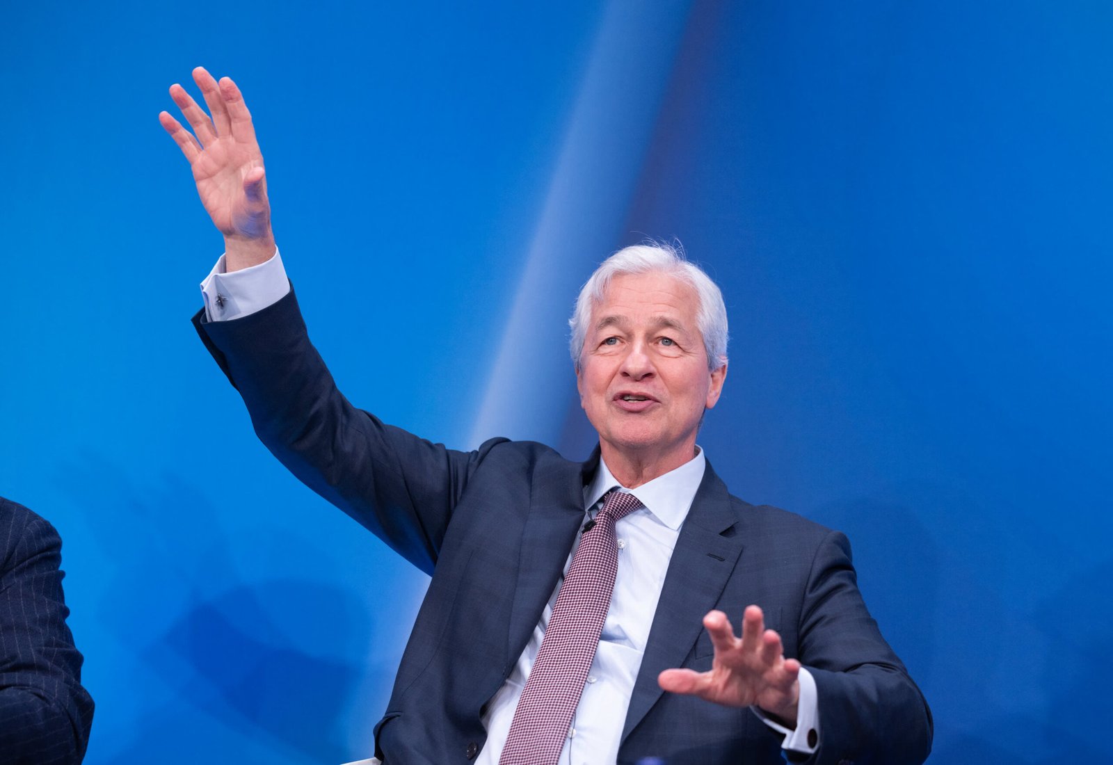 Jamie Dimon dit que l’IA pourrait être aussi transformatrice que l’électricité ou l’Internet : comment investir