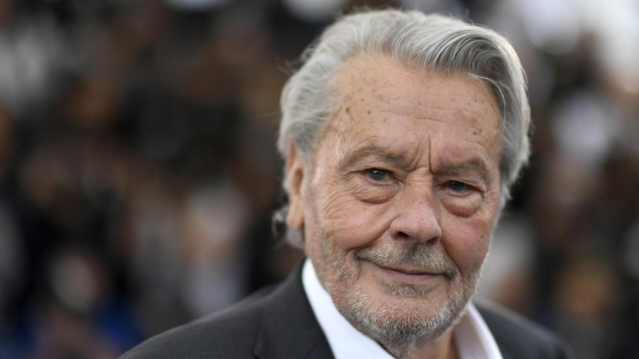 L’Ukraine donne l’ordre du mérite au Français Delon, malade (ambassadeur)