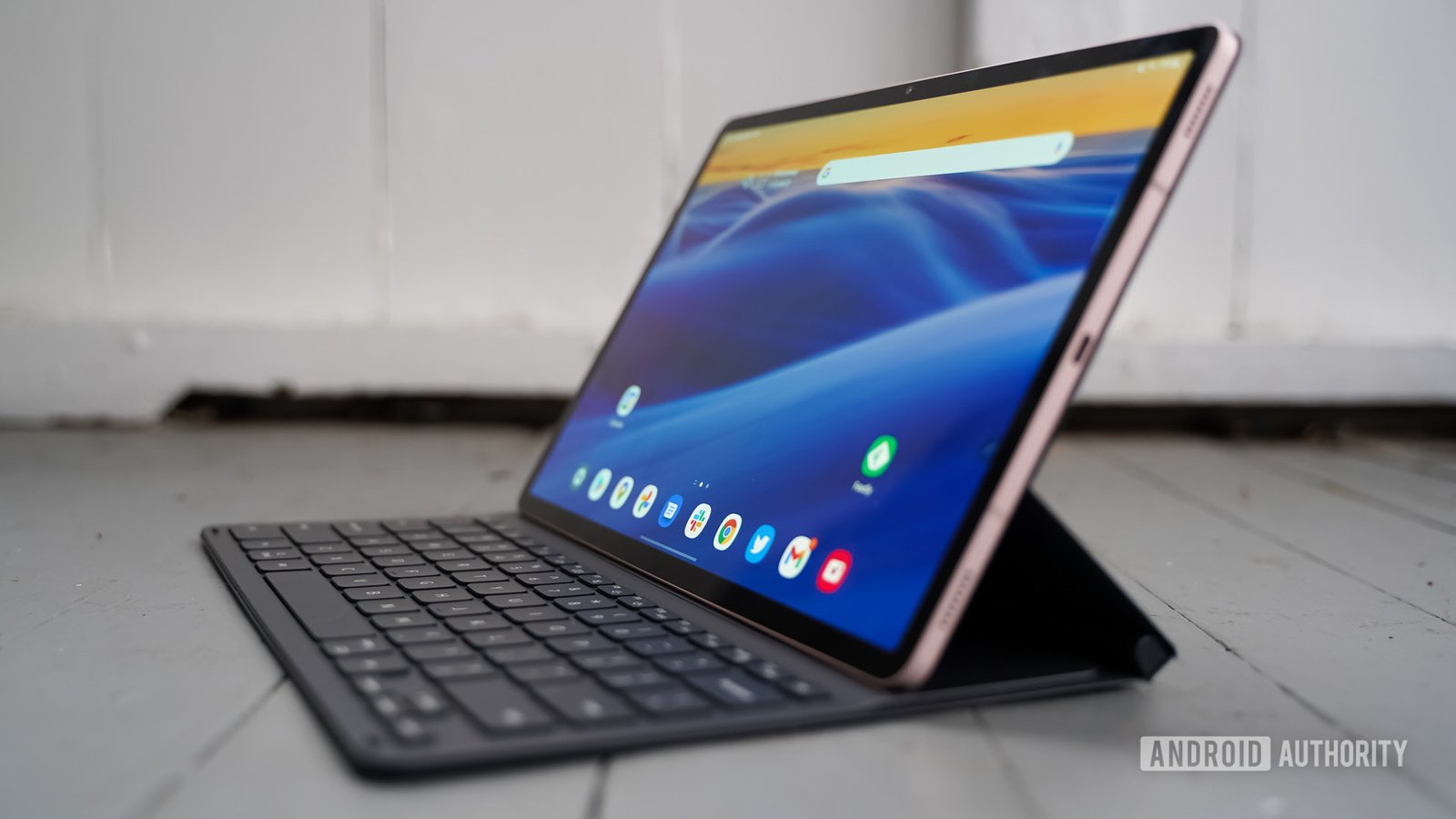 Profil droit Samsung Galaxy Tab S8 Plus avec clavier Profil droit Samsung Galaxy Tab S8 Plus avec clavier