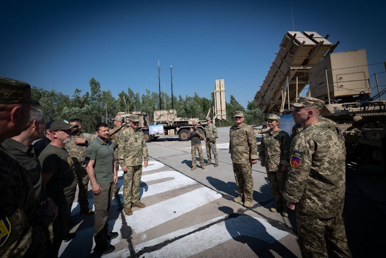 Le président ukrainien Volodymyr Zelensky avec des armes fournies par des partenaires occidentaux, dont des missiles Storm Shadow.